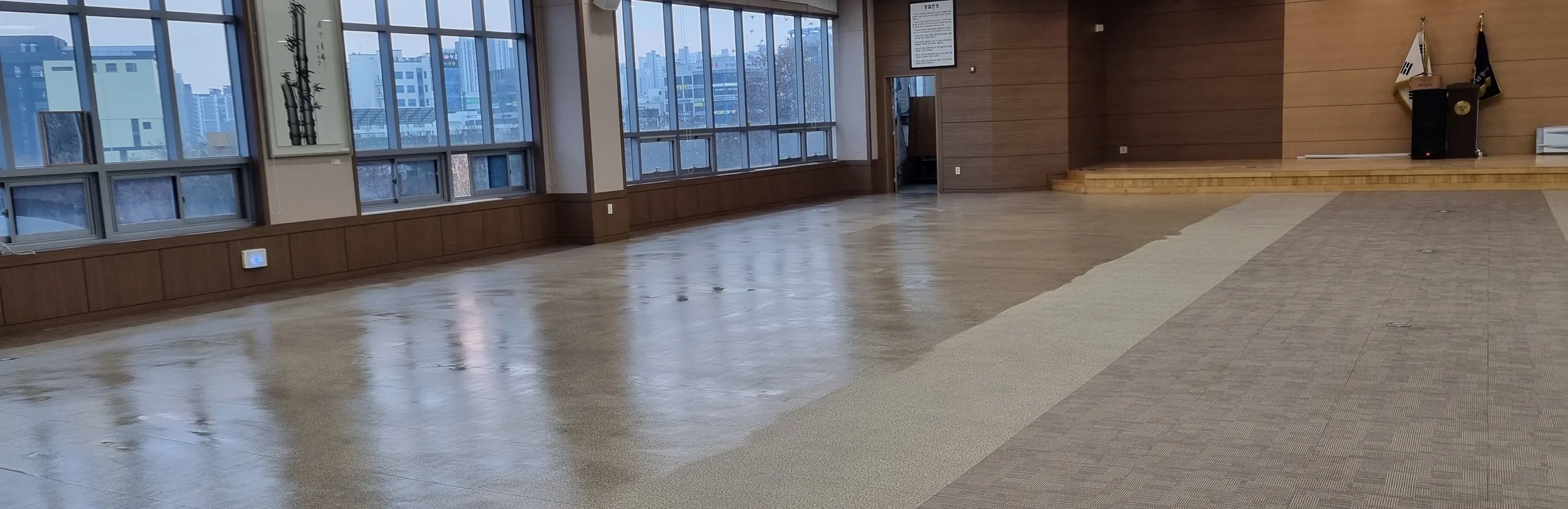 재질에 맞춰 바닥 관리를 마친 넓은 실내 공간