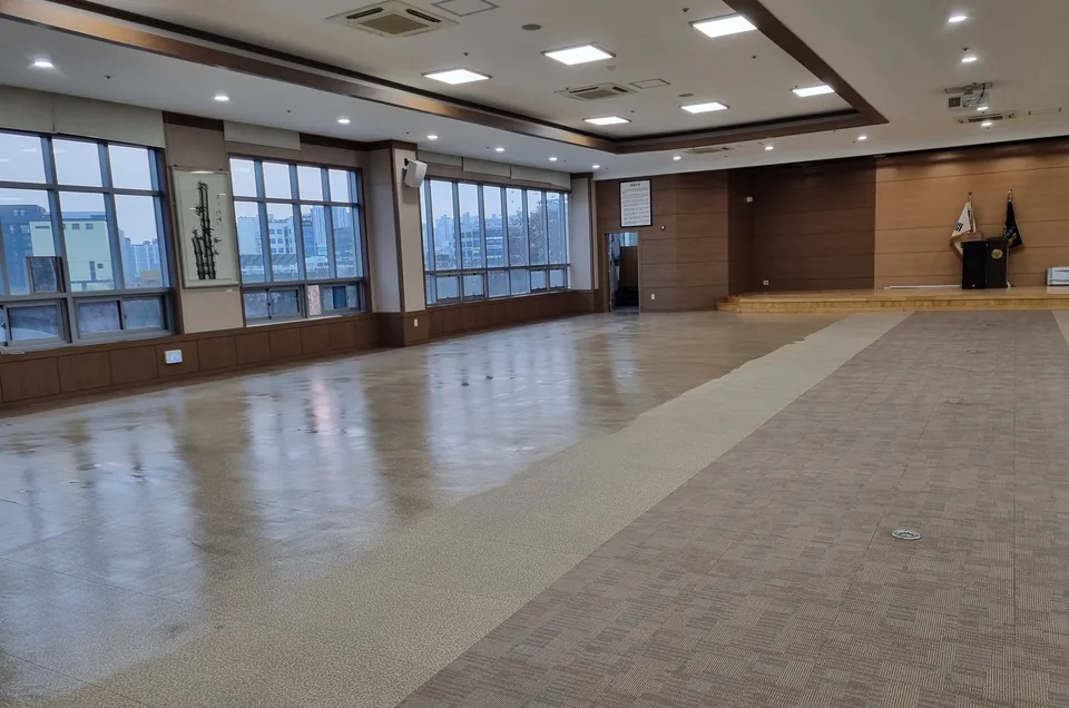 재질에 맞춰 바닥 관리를 마친 넓은 실내 공간