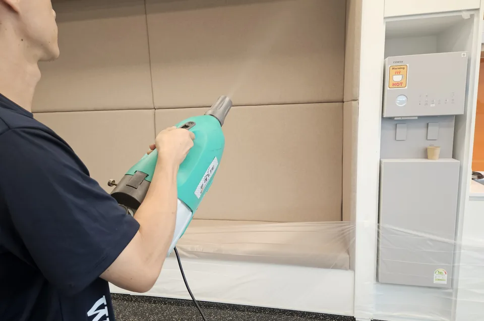전문 장비를 사용해 냄새 관리 작업을 진행하는 모습